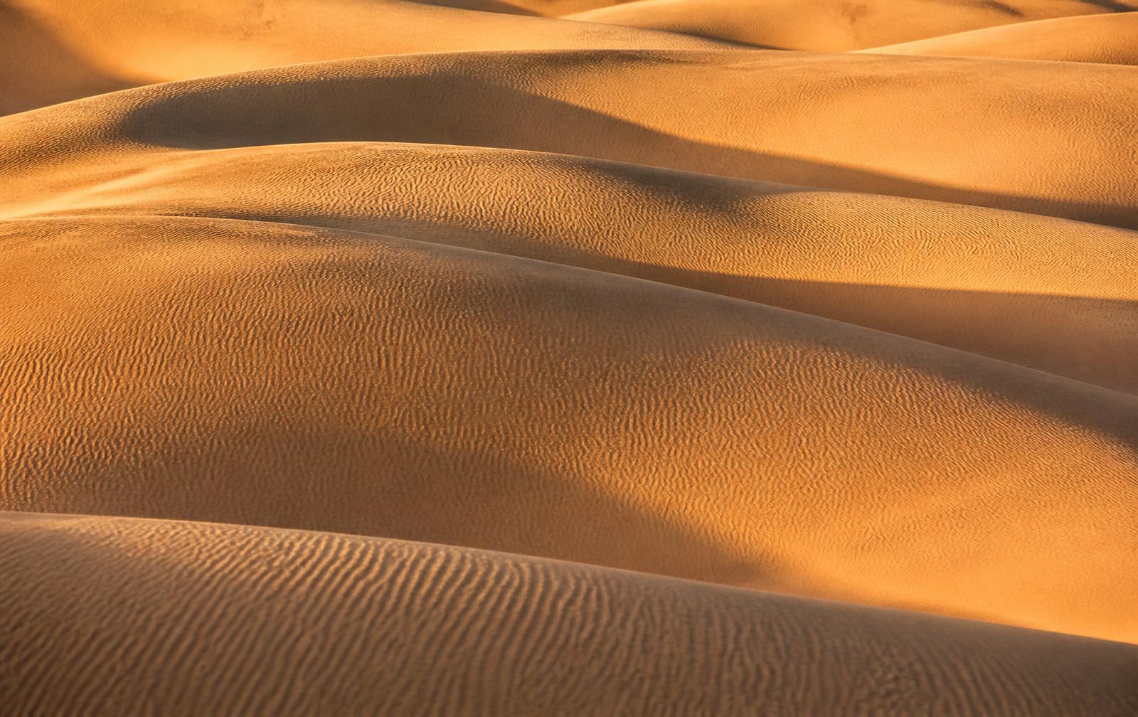 Dunas de arena cálida al atardecer